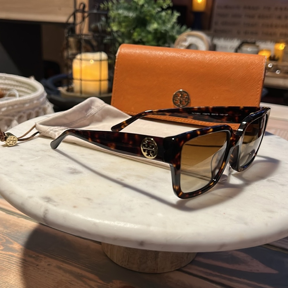 ☀️Tory Burch Sunnies•Tortoise Frames•Gold Tory Burch Logo☀️ - Picture 4 of 11